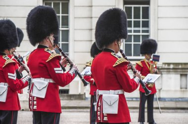 Kraliyet muhafızları Whitehall'daki