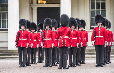 Kraliyet muhafızları Whitehall'daki