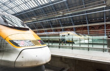 Tren istasyonundaki modern trenler