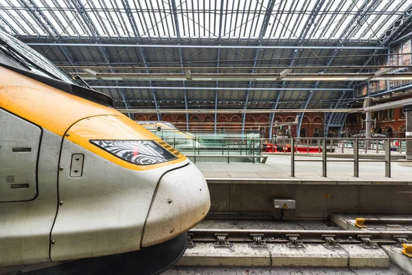 Trenes modernos en la estación de tren — Foto de Stock