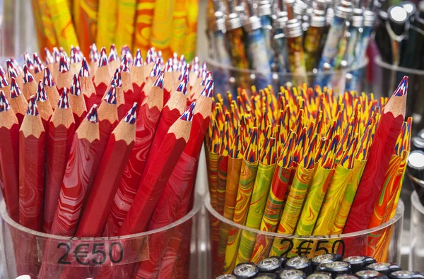 お店でカラフルな鉛筆 — ストック写真