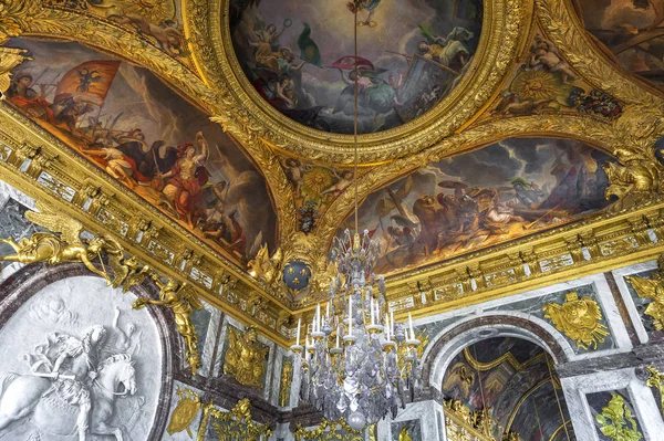 Besök kungliga slottet i Versailles — Stockfoto