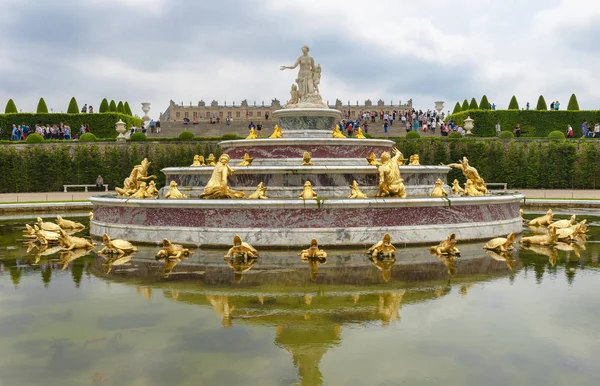 Spaziergang im Park des Schlosses von Versailles — Stockfoto