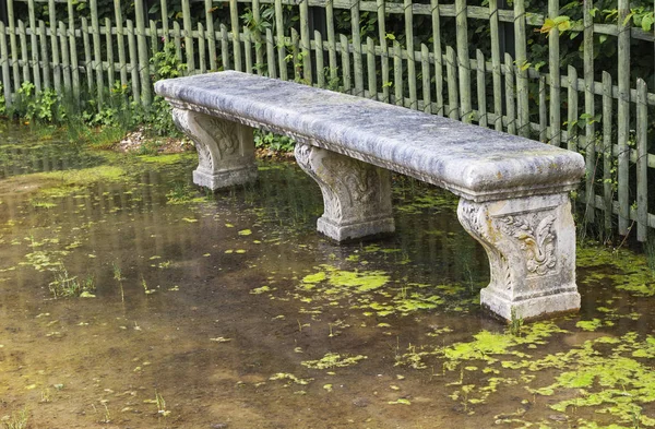 Banc en pierre dans le parc — Photo