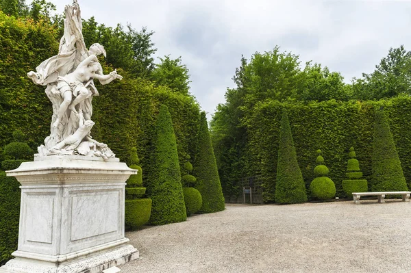 Spaziergang im Park des Schlosses von Versailles — Stockfoto