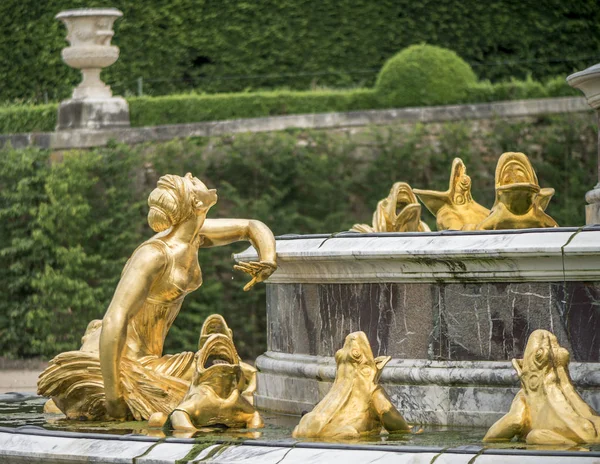 Brunnenfragment im Park — Stockfoto