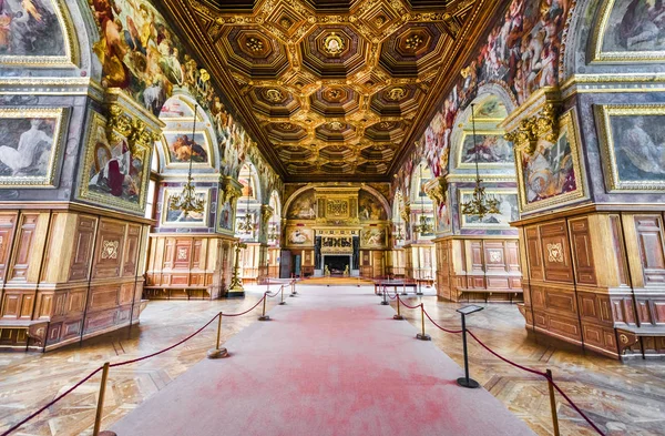 Nos corredores do palácio de Fontainebleau — Fotografia de Stock