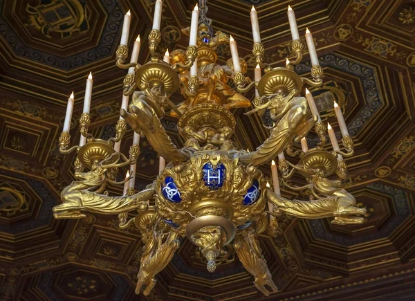 Impressice żyrandol w pałacu — Zdjęcie stockowe