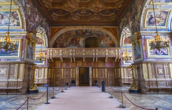 Nella sala da ballo del palazzo — Foto Stock