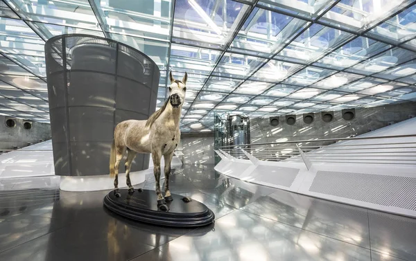 Besöker Mercedes-Benz museum — Stockfoto
