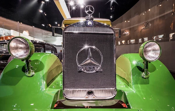 Mercedes Benz museumbezoek — Stockfoto