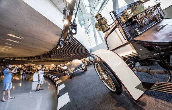 Coches antiguos en la exposición — Foto de Stock