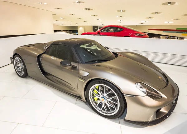 Besøker Porsche museum – stockfoto