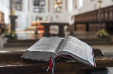 Holy Bible içte yerel kilise