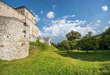 Güneşli bir günde Haarburg kale üzerinde göster