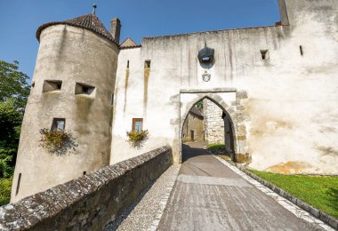 Güneşli bir günde Haarburg kale üzerinde göster