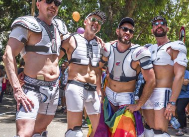 Gay Parade neşeli katılımcıların