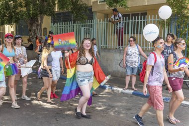 Gay Parade neşeli katılımcıların