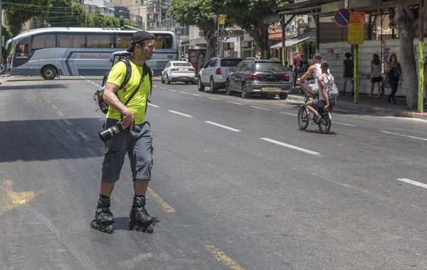 Fotógrafo callejero en patines —  Fotos de Stock