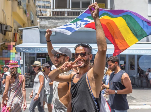 Gay Parade neşeli katılımcıların