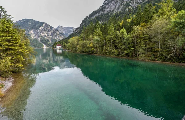 Чистые воды альпийских озер — стоковое фото