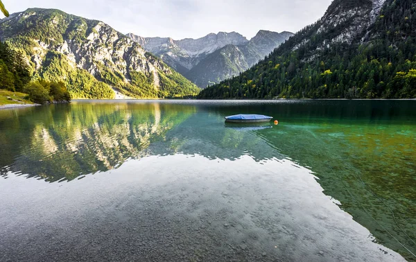 Łódź na Plansee na jesienny dzień — Zdjęcie stockowe