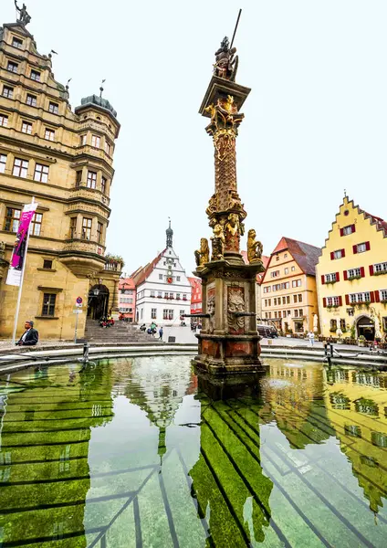 Straßenbrunnen und Reflexionen — Stockfoto