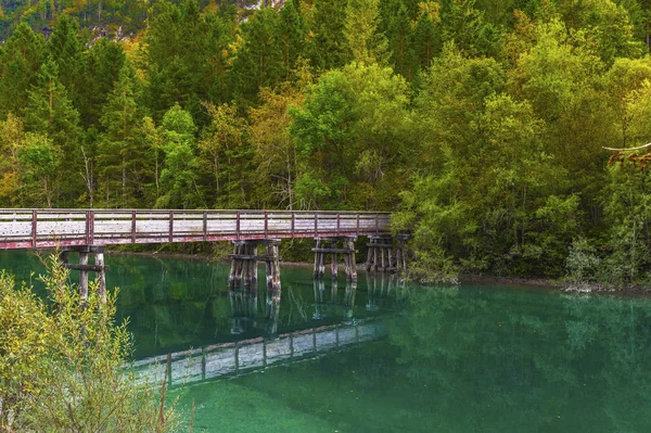 Träbro på Plansee — Stockfoto