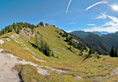 Güneşli bir günde Alpin manzara