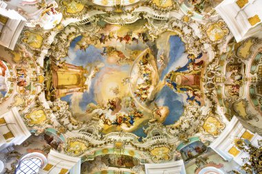 Etkileyici beyaz kilisede tavan