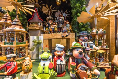 Oberammergau, Almanya - Ekim 2016: gösterisi penceresinde bir Hediyelik eşya deposu