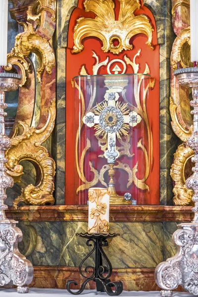 Intérieur de style rococo dans l'église blanche — Photo