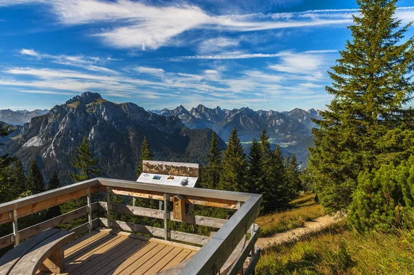 Alpina landskapet på en solig dag — Stockfoto