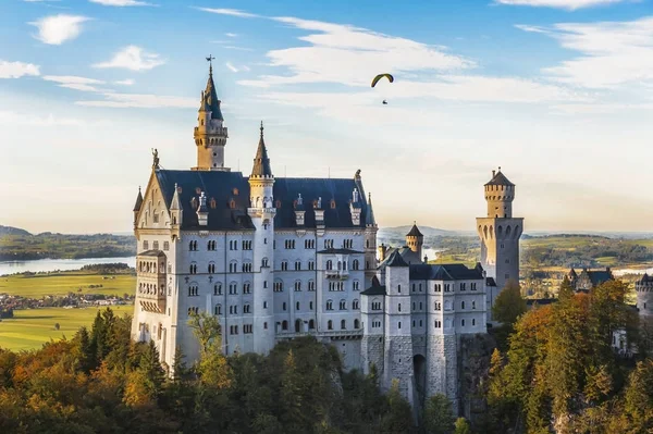 Paraglider เหนือปราสาท Neuschwanstein — ภาพถ่ายสต็อก