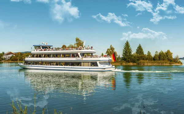 Schifffahrt auf dem See an einem sonnigen Tag — Stockfoto