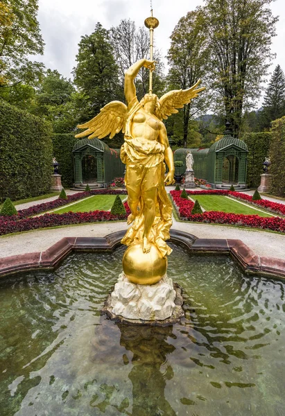 Spaziergang im Linderhofpark — Stockfoto