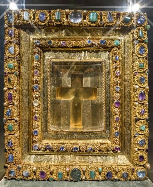 Mit Edelsteinen umrahmtes Kreuz bei der Ausstellung der Schatzkammer in der Residenz Mnich — Stockfoto