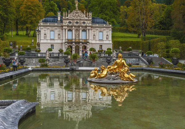 Посещение парка Linderhof Palace — стоковое фото