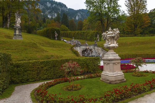 Посещение парка Linderhof Palace — стоковое фото