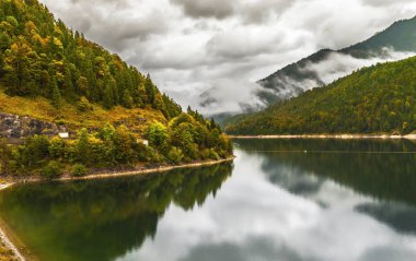 Sylvensteinsee gölde bir kasvetli günde