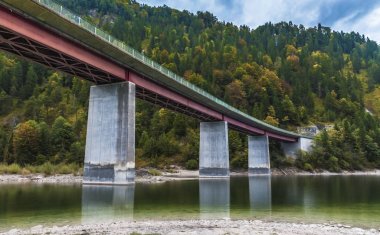 Kasvetli bir gün gölde Sylvensteinsee üzerinde Brisge