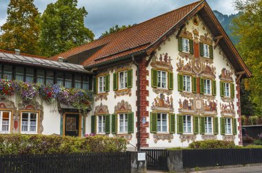 Oberammergau, Almanya - Ekim 2016: Şehrin benzersiz boyalı evlerin