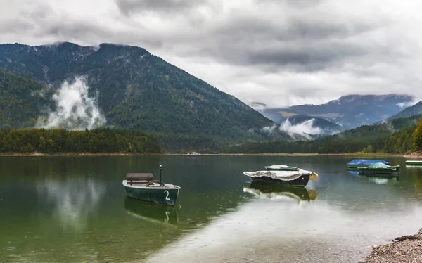 Sylvensteinsee 湖上的小船在阴沉的日子 — 图库照片