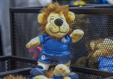 Londra - Mayıs 2016: Aslan yumuşak oyuncak Fc Chelsea resmi dükkanda