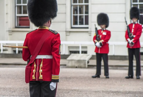 Beim traditionellen Wachwechsel der königlichen Garde — Stockfoto