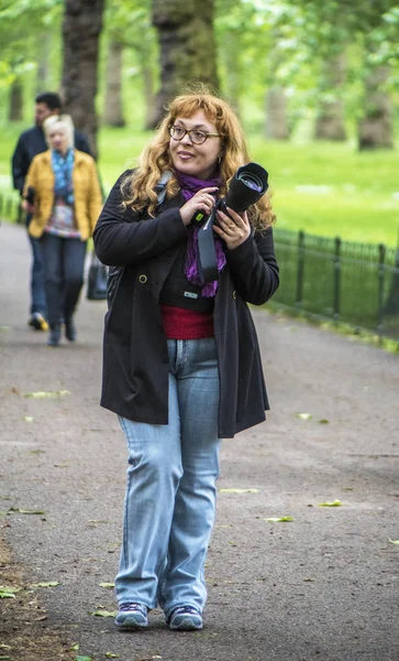 Londres Juin 2017 Femme Souriante Photographe Dans Parc James — Photo