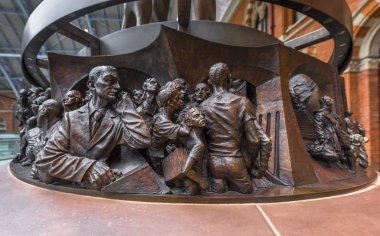 Londra - Haziran 2016: St Pancras tren istasyonu, Sanatsal Anıt/Abide