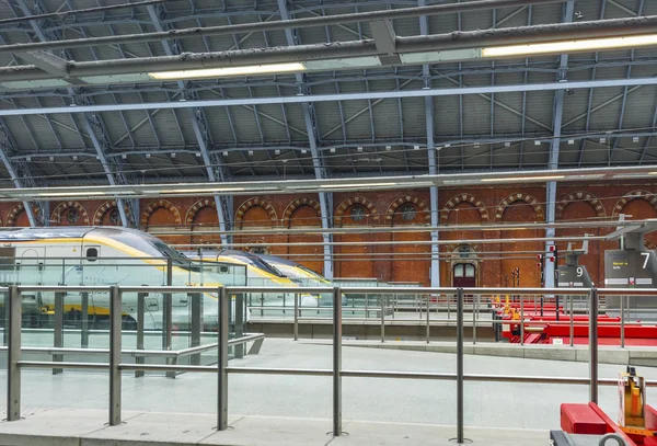 Londra - Haziran 2016: St Pancras tren istasyonu platformu
