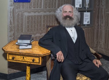 Berlin, Almanya - Şubat 2017: Karl Marx balmumu şekil Madame Tussaud Müzesi'nde