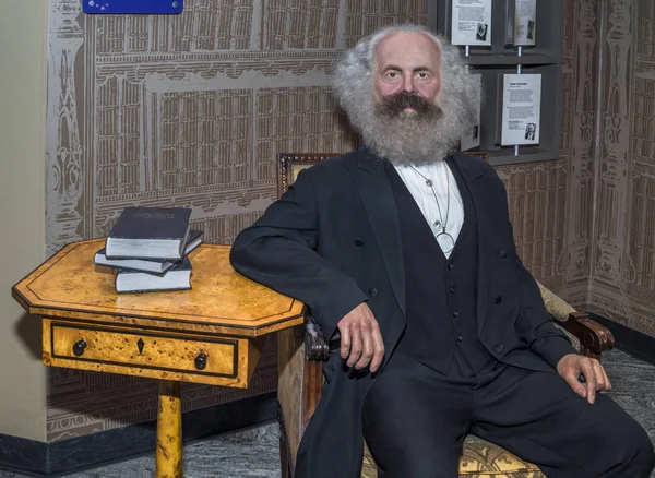 Berlin, Almanya - Şubat 2017: Karl Marx balmumu şekil Madame Tussaud Müzesi'nde